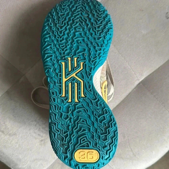 Kyrie N7 size 4 kids - Picture 4 of 4